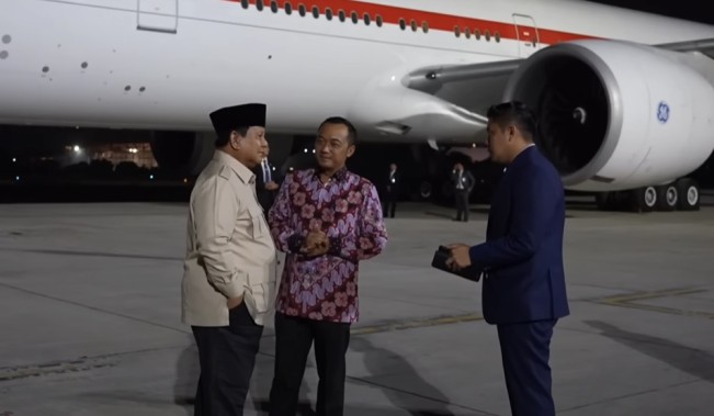 Presiden Prabowo Subianto tiba di Pangkalan TNI AU Halim Perdanakusuma, Jakarta, Rabu (03/09/2025) sekitar pukul 21.00 WIB, usai lawatan singkat ke China. [Dok. Setneg]